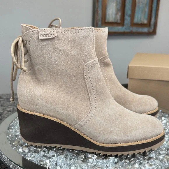 Earth Suede Wedge Bootie in Light Taupe NEW 6 - Picture 4 of 15
